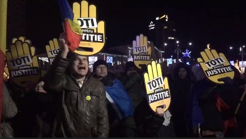 Protest în România; Sute de oameni s-au adunat în Piaţa Victoriei din Bucureşti.