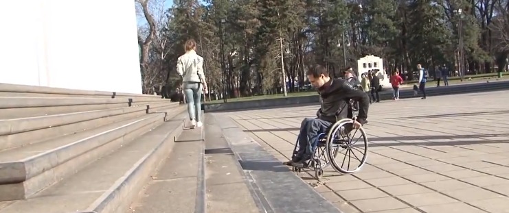 На приходской дом деньги у митрополии есть, а на пандусы для инвалидов - нет.