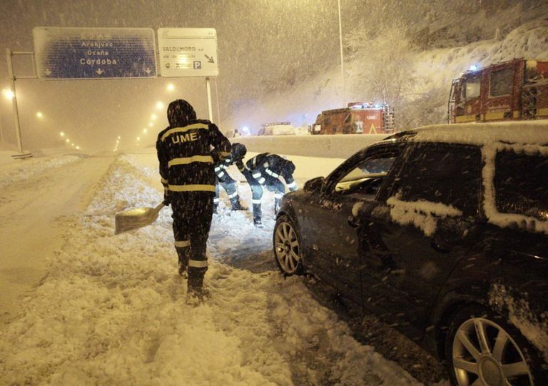 В Испании спасатели вызволили 1,5 тысячи застрявших в снегу водителей.