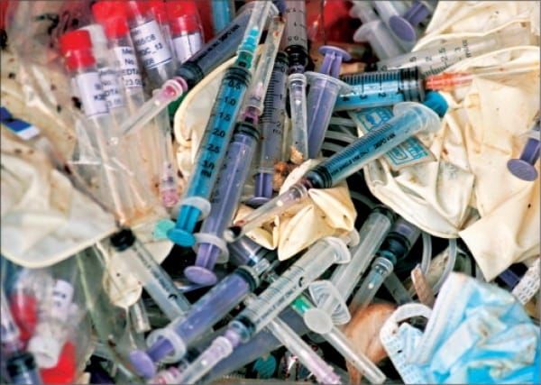 Deşeuri medicale, aruncate în trei încăperi dintr-o clădire abandonată. Foto simbol: centrucolectaredeseuri.ro