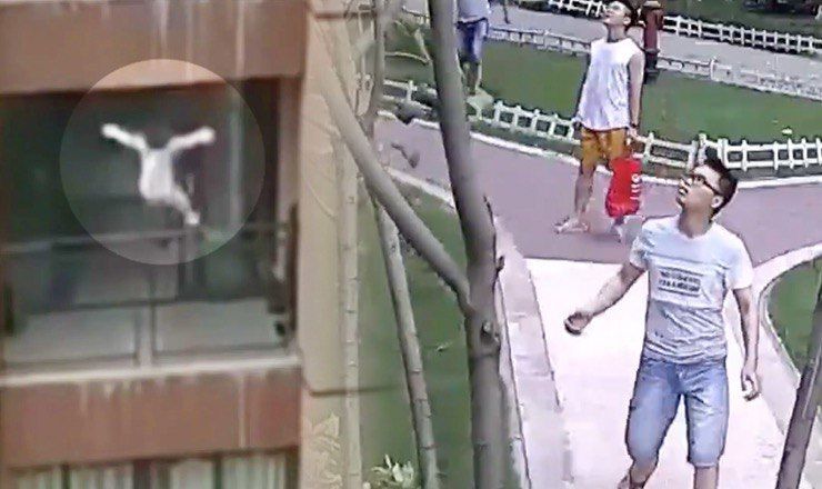 Малыш благополучно приземлился на одеяло.
