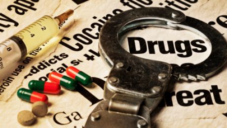 Patru tineri, din Chișinău și Cormat, au fost reținuți de inspectorii de patrulare prezentând suspiciuni că ar fi consumat droguri. Foto: igp.gov.md
