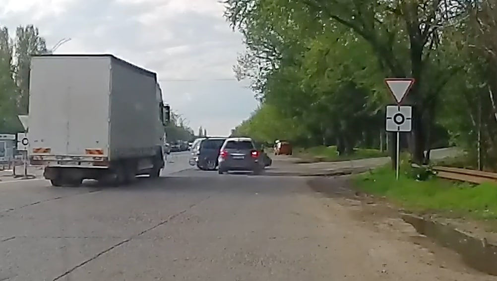 Обгон справа у кольцевой развязки едва не привел к серьезному ДТП.