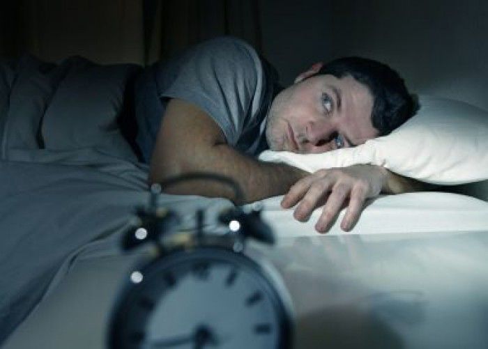 Dacă suferi de insomnie, sunt mulţi paşi pe care ar trebui să-i faci ca să-ţi reglezi somnul şi să-ţi cultivi obiceiuri bune. Foto: dr-catalin-luca.ro