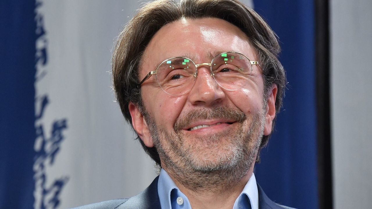 Шнуров не намерен участвовать в выборах в Госдуму: "Мне лень".