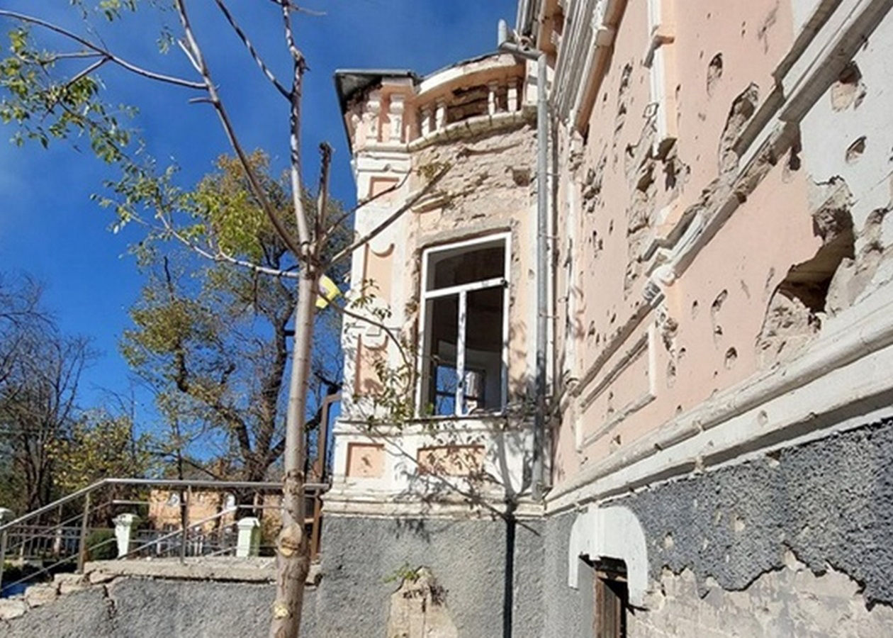 Обстреляны дом в Херсоне и школа в Орехове: есть погибшие.