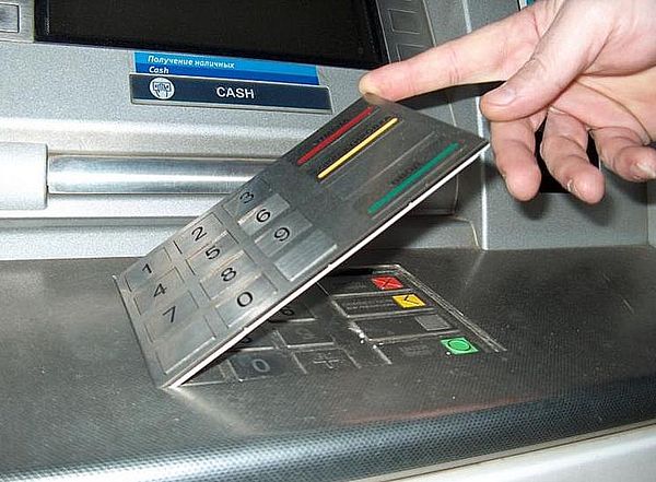 Молдаване устанавливали скимминговое оборудование на банкоматы Сбербанка. Фото: ria-sibir.ru