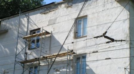 Жильцы оспаривают в суде строительство мансарды, а  ее возведение идет полным ходом.