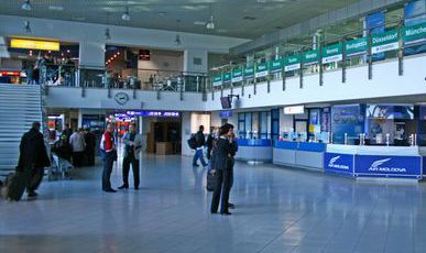 Un bărbat care a sunat, ieri, la Aeroport, pentru a anunţa că astăzi, cu avionul de pe ruta Chişinău-Moscova, va zbura o femeie care face parte dintr-o grupare teroristă.