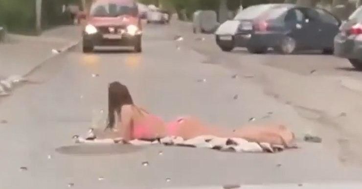 В Бельцах девушка загорала прямо на проезжей части.