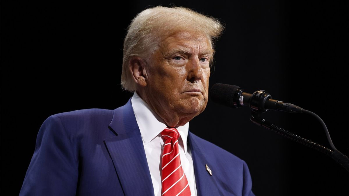 Трамп пообещал рассекретить документы об убийстве Кеннеди.
