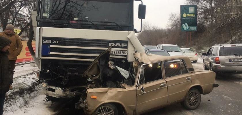 Un șofer a decedat, după ce automobilul cu care se deplasa, a fost strivit de un TIR.