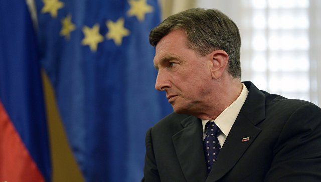 Президент Словении избирается сроком на пять лет и выполняет в большей степени церемониальные функции, в то время как реальная власть принадлежит премьеру.