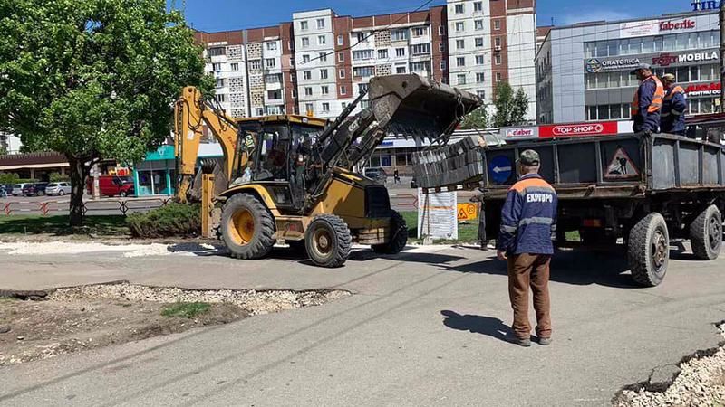 На многих улицах столицы начался ремонт.