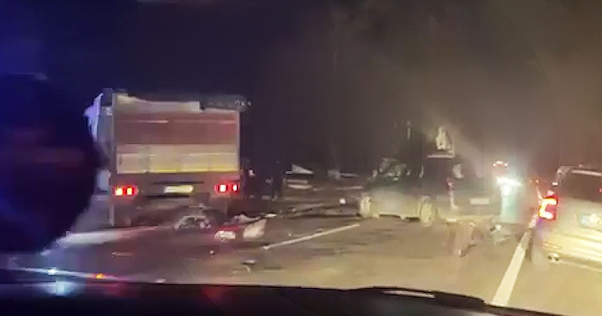 ДТП в Купчинь: автомобиль столкнулся с большегрузом.