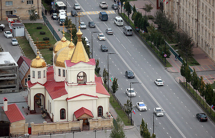 В результате нападения погибли двое полицейских и один прихожанин.