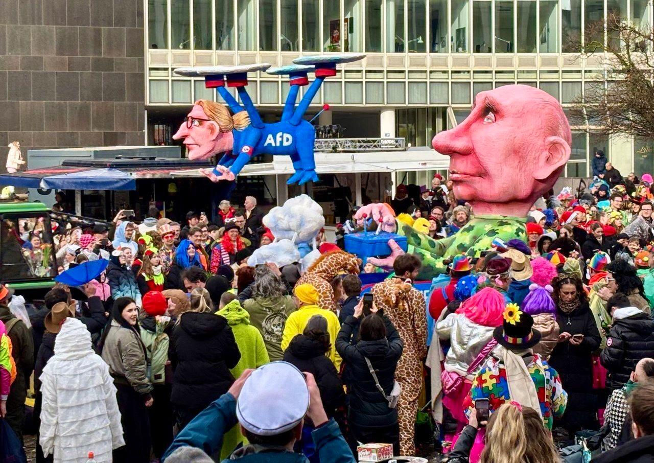 Путина и Трампа высмеяли на параде в Германии.