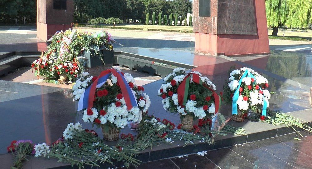 В этот день состоялась церемония перезахоронения останков 11 красноармейцев