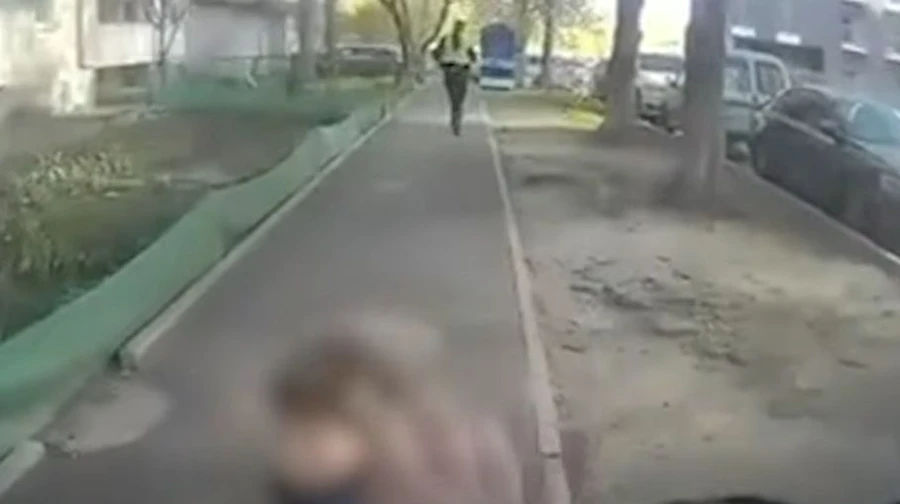 В Украине опубликовали видео побега полицейских от уличного стрелка.