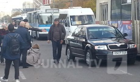 Accident cu implicarea unei maşini cu numere guvernamentale.