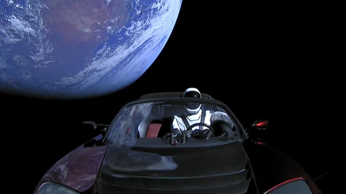 Cărțile trimise de Elon Musk în spațiu pot exista mai mult decât omenirea. Foto: Playtech