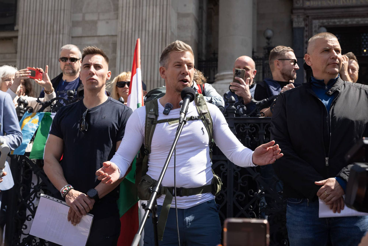 Оппонент Орбана начал пеший марш, протестуя против поддержки ультраправого Симиона.