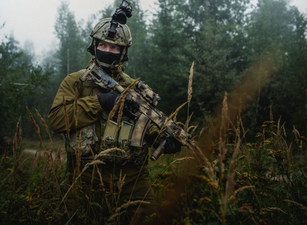 Militarul care s-ar fi impuscat cu arma din dotare de patru ori in piept si o data in cap si-a revenit din coma. Medicii spun ca el se simte mai bine si deja a inceput sa vorbeasca.