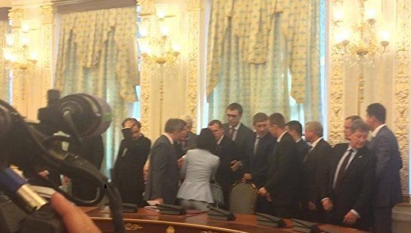 «Би-би-си Украина» пишет, что плохо себя почувствовал и потерял сознание 61-летний председатель Государственной пограничной службы Виктор Назаренко. 