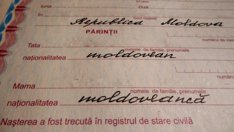 În certificatele de naștere vor fi înscrise doar naționalitățile și etniile existente în Clasificator.