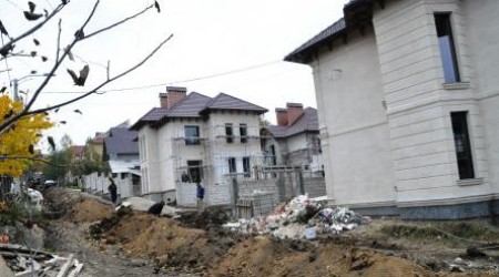 На улице, названной в честь примара Карола Шмидта, были вырублены десятки деревьев, на их месте возводятся дома.