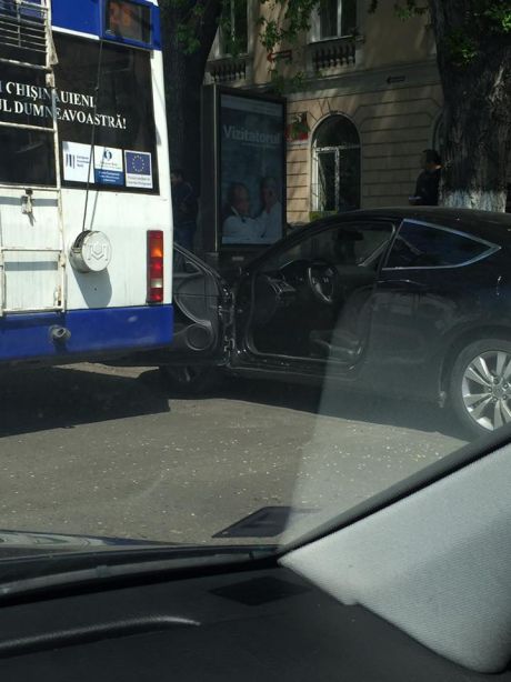 Un șofer care a parcat nereușit s-a ales cu mașina distrusă. Foto: facebook.com/dan.olaru