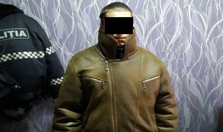 Подозреваемому грозит до 4 лет тюрьмы за кражу одежды, обуви и телефона. Фото: politiacapitalei.md.