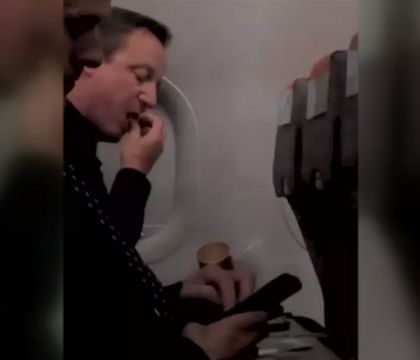 David Cameron, filmat intr-un avion low-cost, la clasa Economy. Foto: protv.md