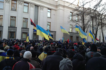 Сейчас перед митингующими выступают оппозиционные политики и активисты. Фото: Lenta.ru