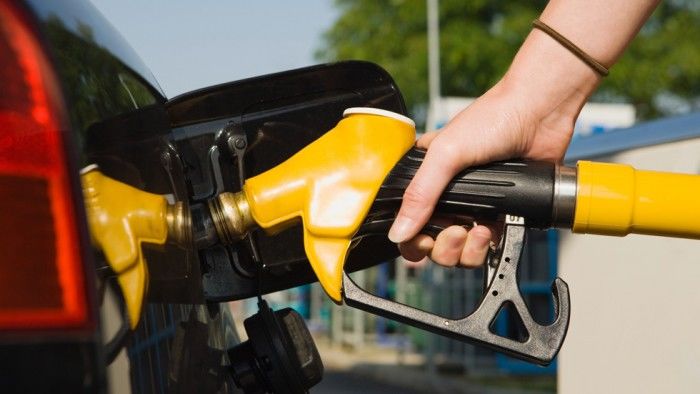 Şoferii din Moldova vor plăti mai „puţin” pentru benzină şi mai mult pentru motorină.