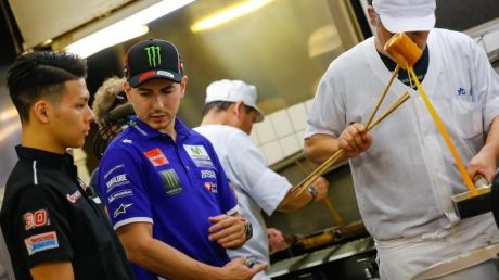 Piloţii din MotoGP s-au relaxat la Tokyo în ajunul Marelui Premiu al Japonica. Foto: motogp.com