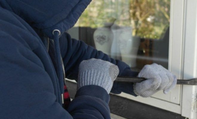 На Радоницу воры проникли в дом и вынесли крупную сумму денег.