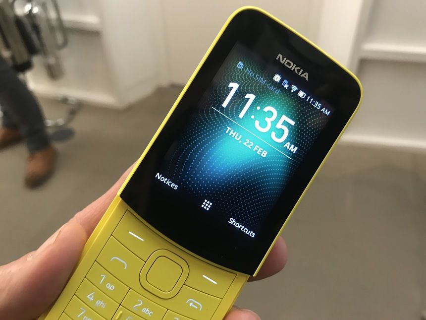 Nokia relansează telefonul 8110 și promite o autonomie de 17 zile. 