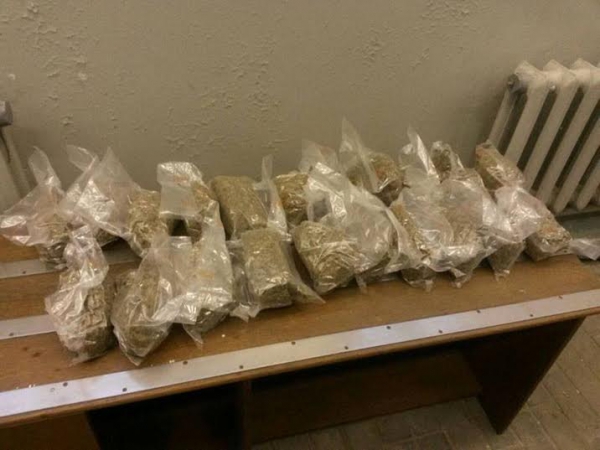 Angajații poliției de frontieră a Moldovei au ajutat la deconspirarea unei grupări care se ocupa cu vânzarea ilicită a substanțelor narcotice.