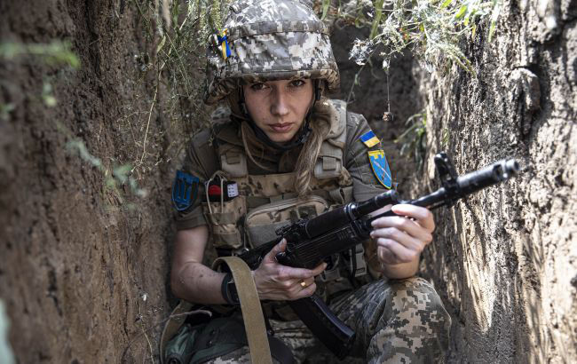 В Украине отсрочили воинский учет для женщин на год.