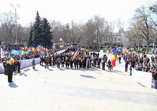 В сквере Театра оперы и балета собрались тысячи человек с румынскими флагами. Фото: Sputnik/ Мирослав Ротарь