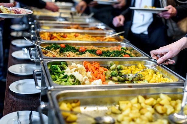 Потребление продуктов питания в помещениях после с 22.00 до 07.00 часов, запрещено.