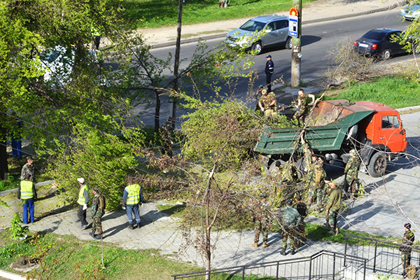 В работах по наведению санитарного порядка в городе принимают участие свыше 3000 человек.