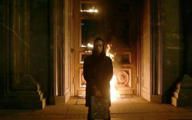 Artistul conceptual rus Piotr Pavlenski a incendiat Banca Franţei şi a fost arestat la Paris. 