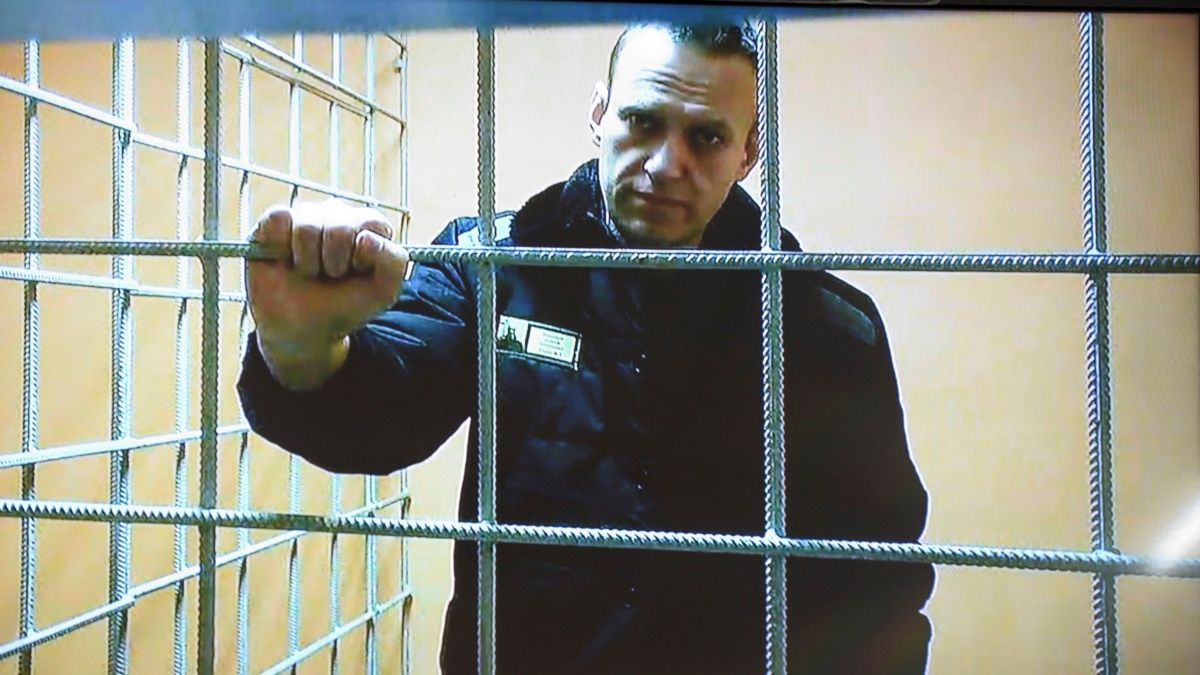 Навальный о ШИЗО: Еду не дают, а просто показывают.
