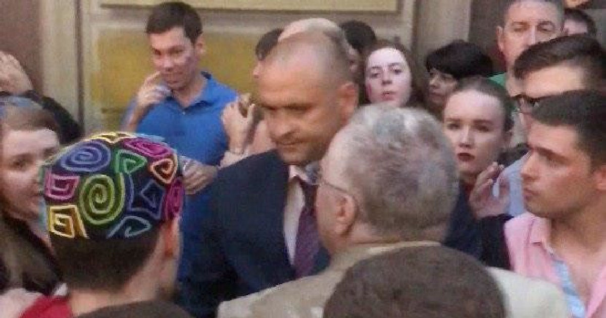 Жириновского облили пивом на Никольской улице в Москве.