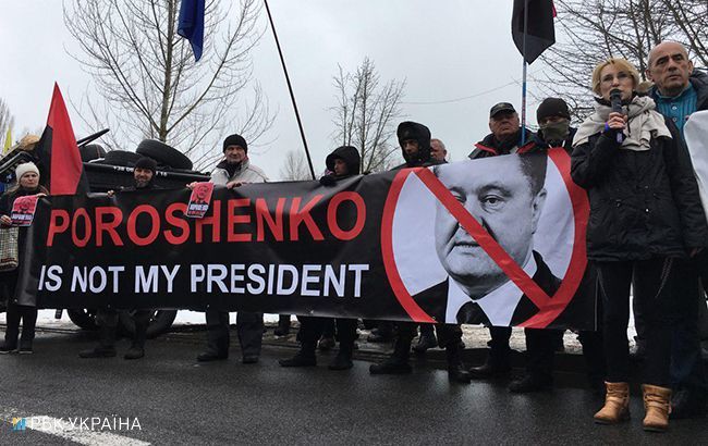 Активисты приехали к дому президента Украины Петра Порошенко под Киевом, чтобы выразить ему недоверие.