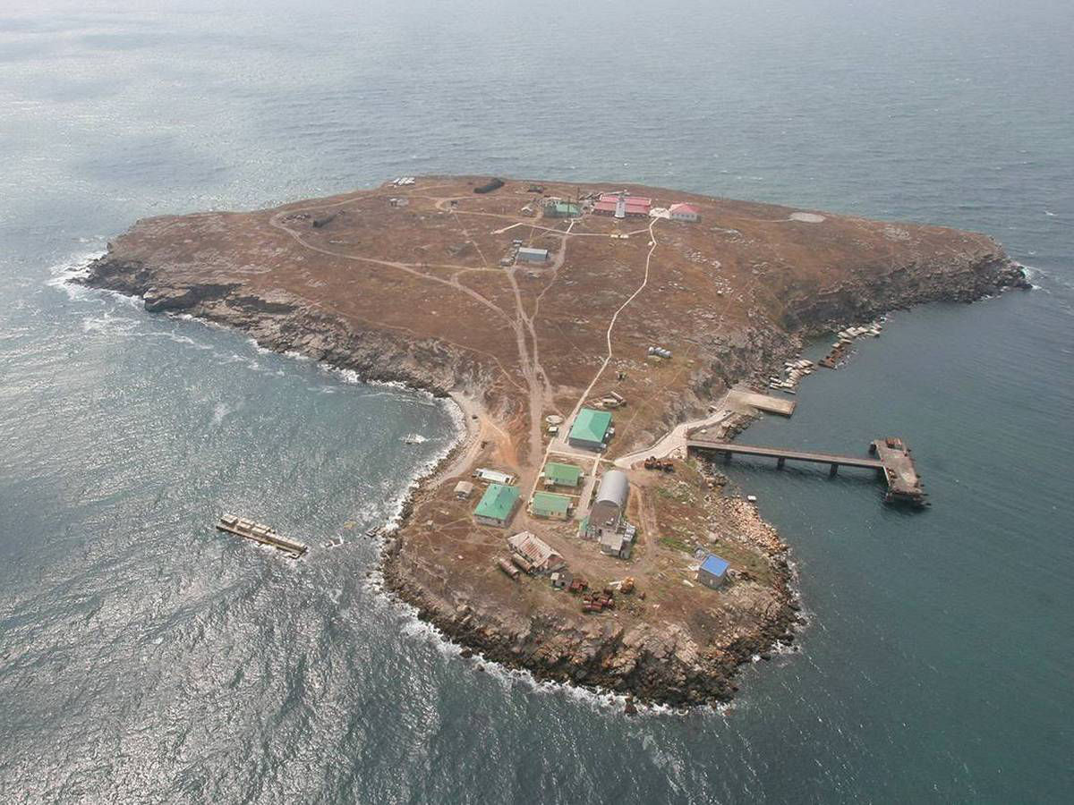 Министерство обороны России заявило о выводе войск с острова Змеиный в Черном море.