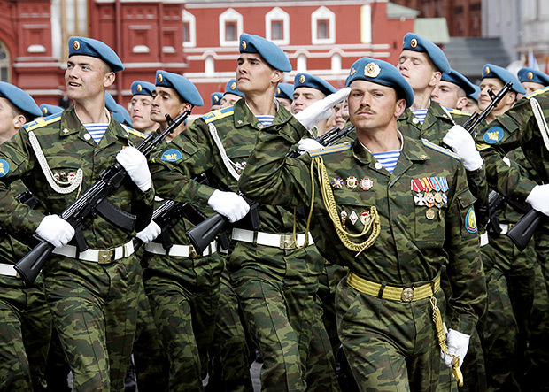 Иностранные граждане могут быть приняты на военную службу по контракту на воинские должности, подлежащие замещению солдатами, матросами, сержантами и старшинами.  Фото: rusmirzp.com