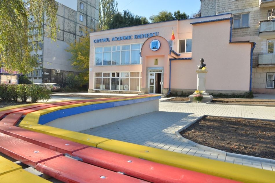 В Кишиневе на месте незаконной парковки открыли зону отдыха.